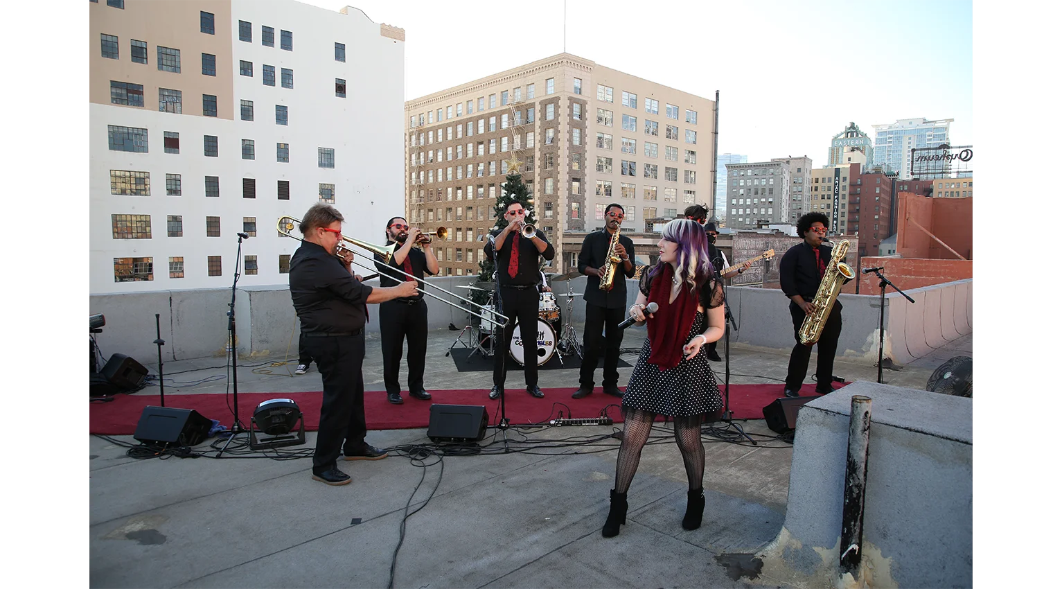 The-Convertibles-Christmas-Rooftop-Concert (09)
